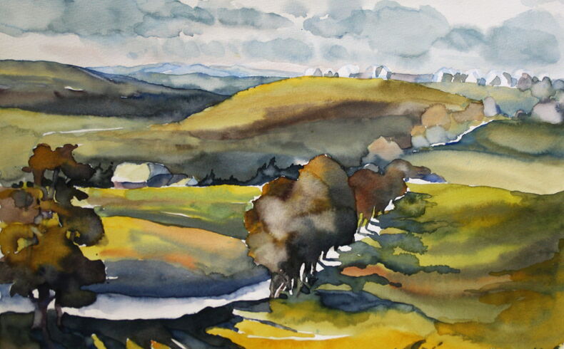 Aquarell mit Ocker, Blau und Grau, im Vordergrund von links nach rechts ein schmaler Weg mit Bäumen, der in die Bildmitte führt, dahinter mehrere Bergrücken, der Himmel hellgrau