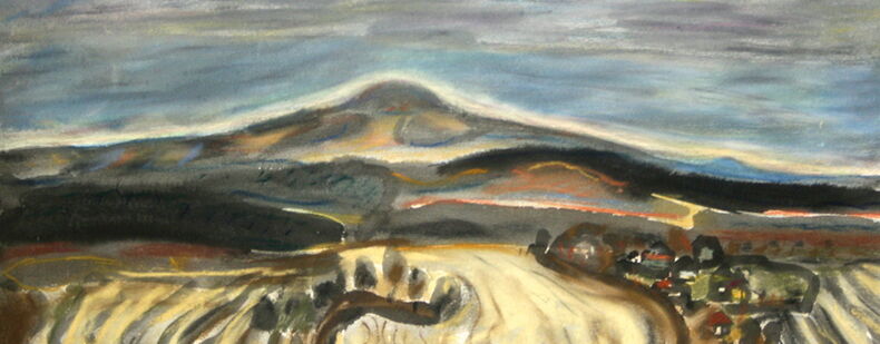 im Mittelpunkt markante Bergkuppe des Haßberges, davor dunkle Wälder und Bergrücken, Felder und Wege, im Vordergrund am unteren Bildrand kleine Häuser und Bäume eines Dorfes, der Himmel blau-grau und wolkenverhangen