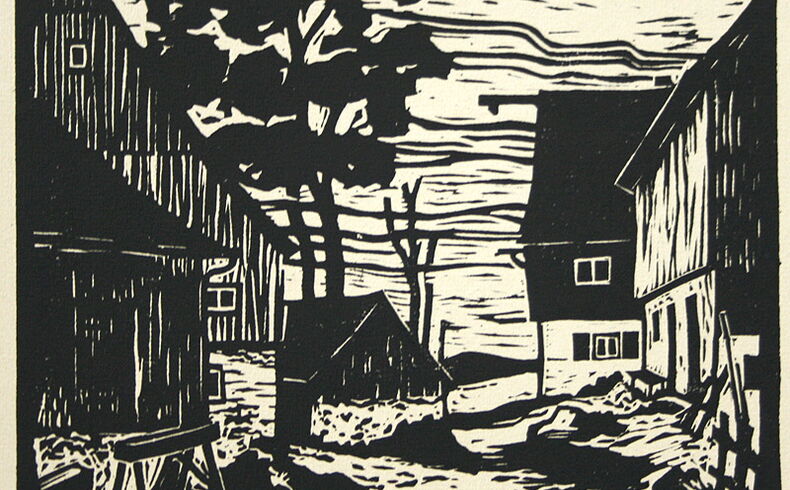 Walter Arnold, In Satzung, 1987. Blick in den Hof eines erzgebrigischen Bauernhofes, links und rechts Gebäude, in der Mitte leicht nach links gerückt ein großer Laubbaum, typischer Holzschnitt mit großen Schwarzweiß-Kontrasten
