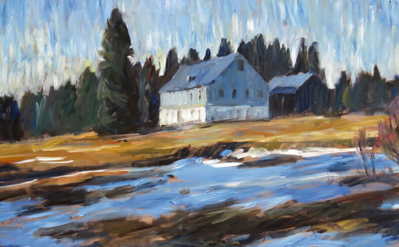 Thomas Helm, Bergbauernhof, 2015.Blick über eine ansteigende Wiese mit blau-weiß schimmernden Schneeresten auf ein Bauernhaus im Sonnenlicht, rechts dahinter eine Scheune, im Hintergrund ein dunkler Wald, ausgeführt in einem locker fließenden Pinselduktus