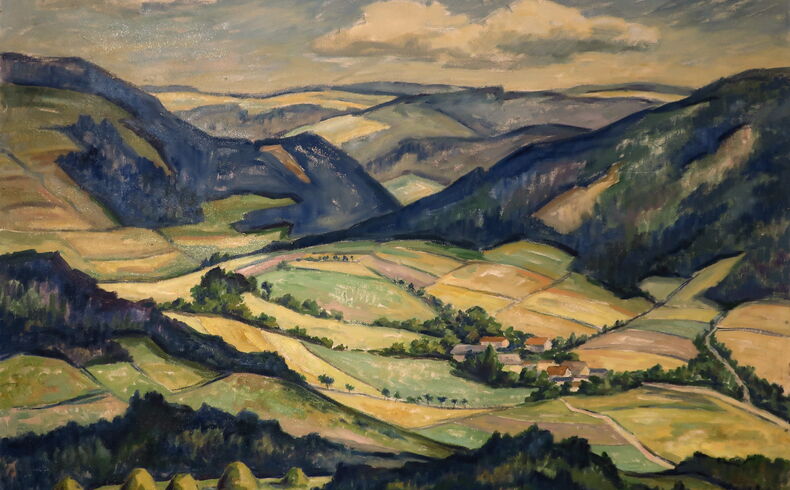 Blick über eine sommerliche Landschaft mit Feldern und Wiesen, im Hintergrund Wälder und Bergrücken, locker-impressive Malweise