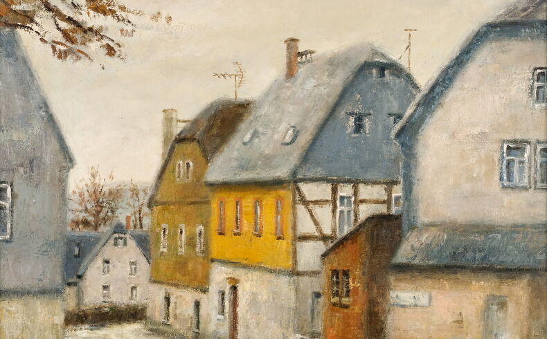 Blick in eine schmale Straße auf zwei markante alte Häuser, teilweise mit Fachwerk, links und rechts an den Bildrändern weitere Häusergiebel, alles in gedeckten Grau- und Ockertönen