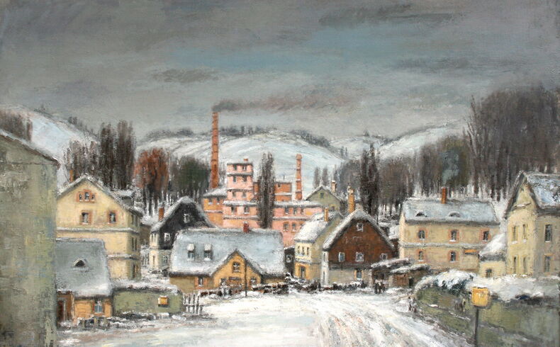 Blick über eine verschneite Straße auf verschieden Häsuer, in der Bildmitte markant eine rosafarbene große Fabrik mit vielen Fenstern und zwei Schornsteinen, dahinter aufsteigende Baumgruppen und verschneite Bergrücken sowie ein dunkelgrauer Winterhimmel