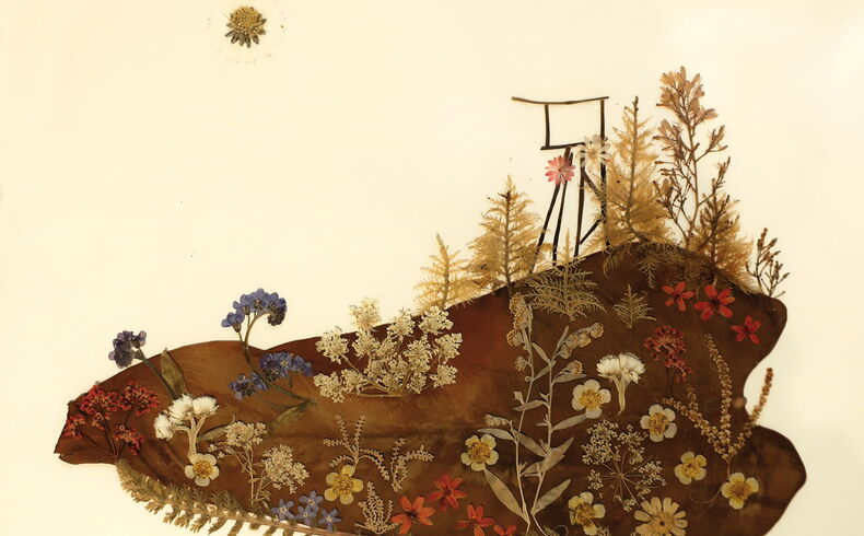 Christiane Schlüssel, Sauberg, 2022, Blütencollage, allein aus getrockneten und gepressten Pflanzen und Blüten zusammengesetzte Landschaft mit einem Förderturm (Ehrenfriedersdorf) im Hintergrund