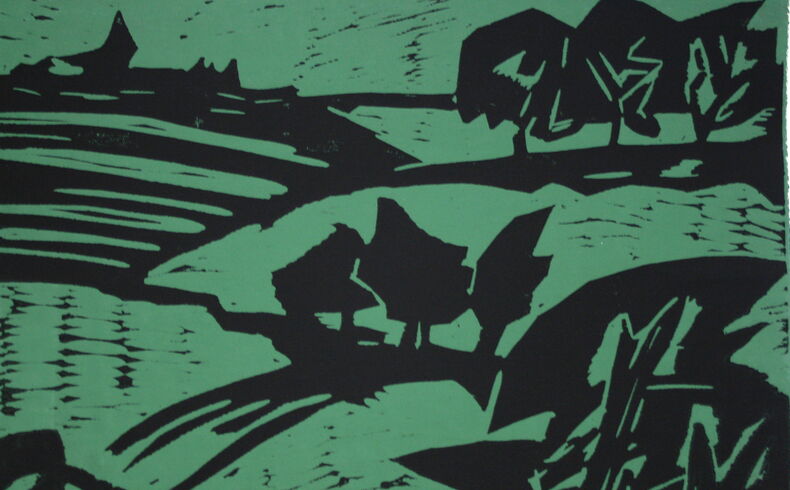 Holzschnitt mit schwarzer Farbe auf dunkelgrünem Papier, dargestellt sind abstrahierte, eckige Bäume, verschiedene Hügel und Bergrücken