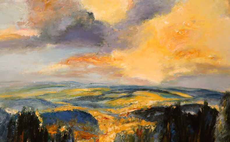 Günter Wentz, Erzgebirgische Landschaft, 2024, Öl auf Leinwand, Kräftiges, pastos ausgeführtes Gemälde mit einem weiten Blick zum Erzgebirgskamm, im Vordergund einige Baumgruppen, bildbestimmend ein dramatischer Himmel mit durchbrechendem Sonnenlicht