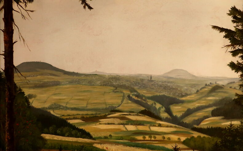 Sommerliche Landschaft auf Annaberg mit Pöhlberg und dem Bärenstein im Hintergrund