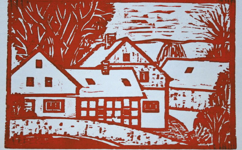Holzschnitt in dunkelroter Farbe auf hellblauem Papier, dargestellt sind verschiedene Erzgebirgshäuser, teilweise mit Fachwerk, und Laubbäume